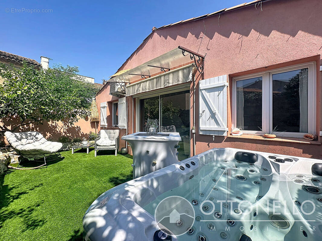Maison à ROQUEBRUNE-SUR-ARGENS