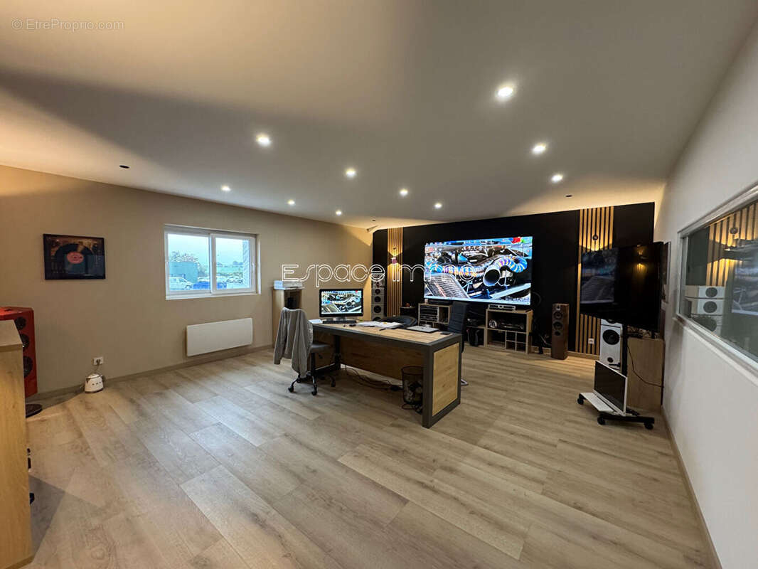 Commerce à PISSY-POVILLE