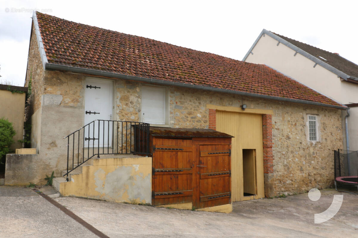 Commerce à CUCHERY