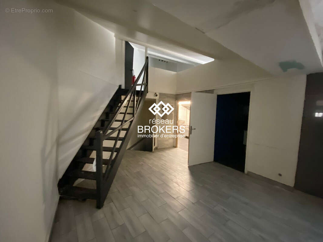 Accès mezzanine/sous-sol/cuisine - Commerce à SAINT-MAUR-DES-FOSSES