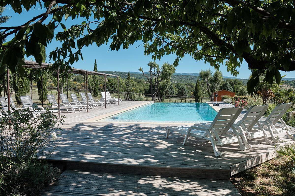 En Provence, Propriété d'Exception composée de diverses maisons en pierre pour plus de 1000 m² de bâti sur 6.3 HA - photo 1