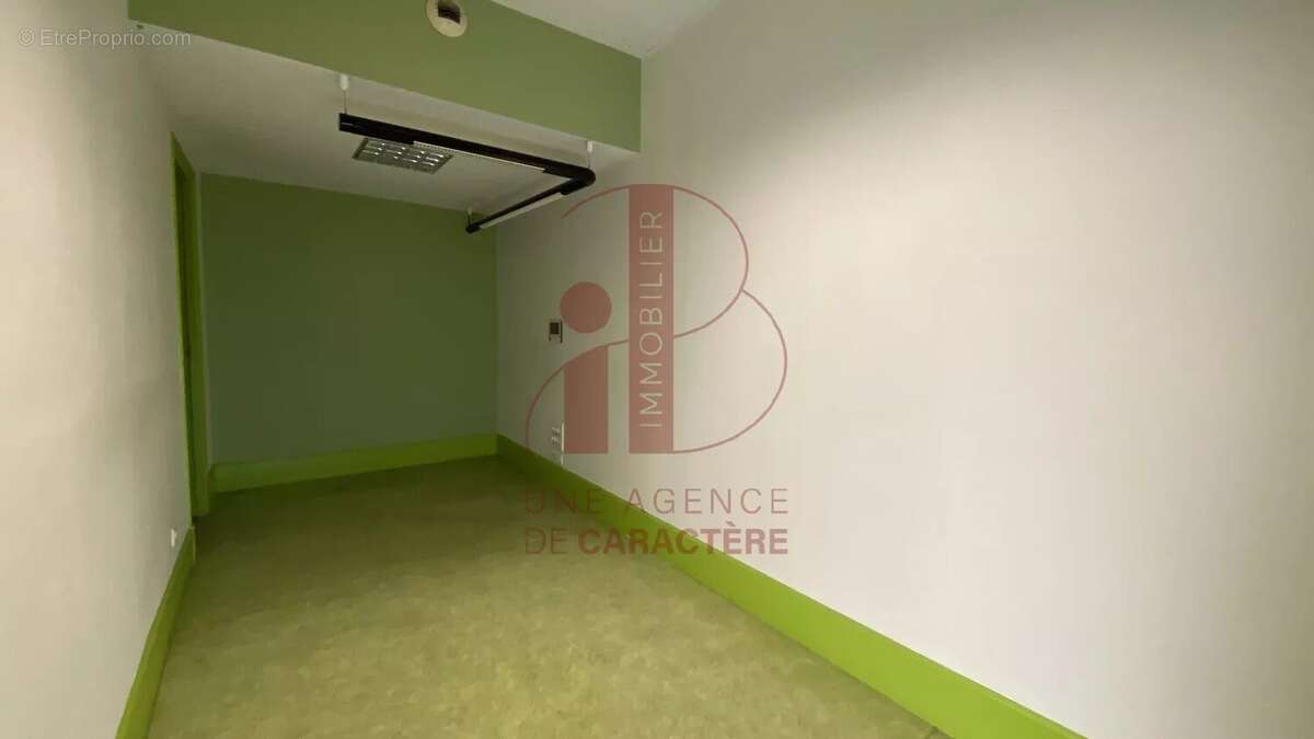 Commerce à FONTAINEBLEAU