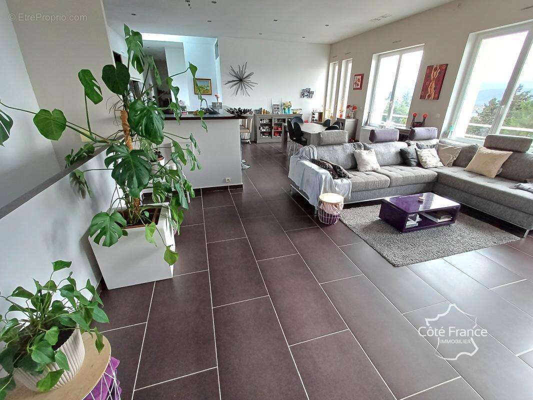 Loft de 129 m2 entièrement rénové, comprenant 4 pièces, dont - photo 2
