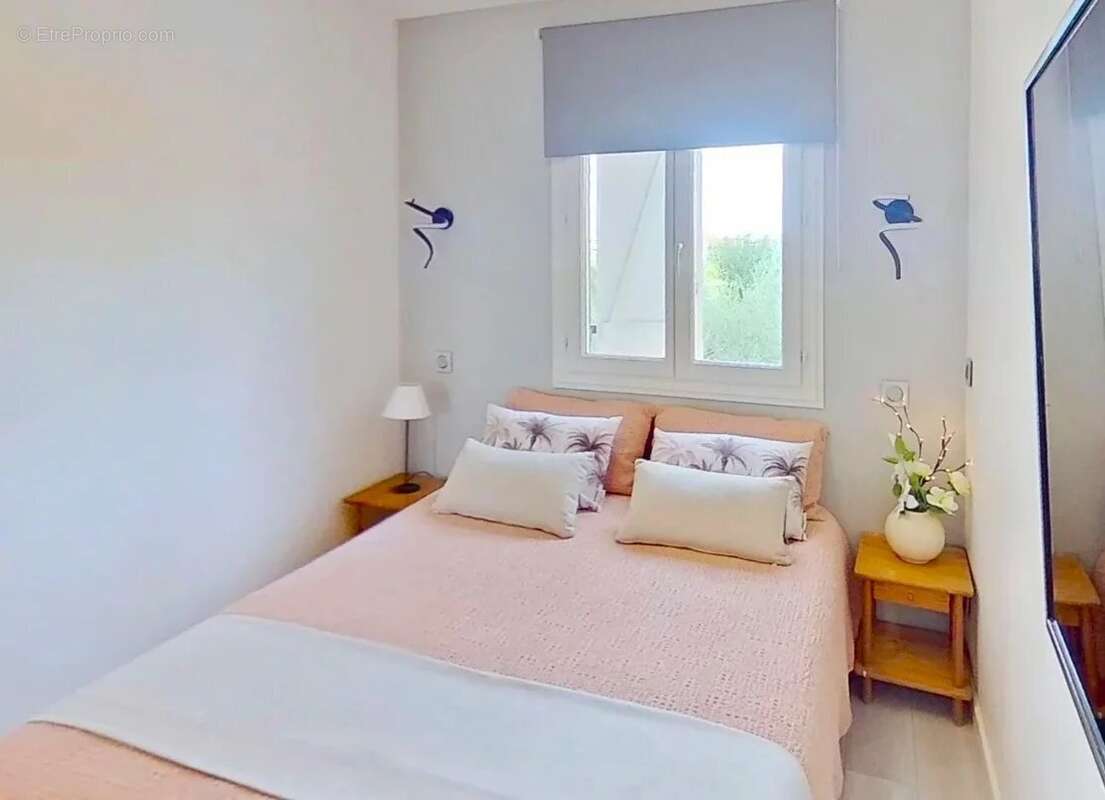 HYÈRES, PROCHE DE LA GARE – Maison avec 3 chambres, jardin, garage et stationnement - photo 7