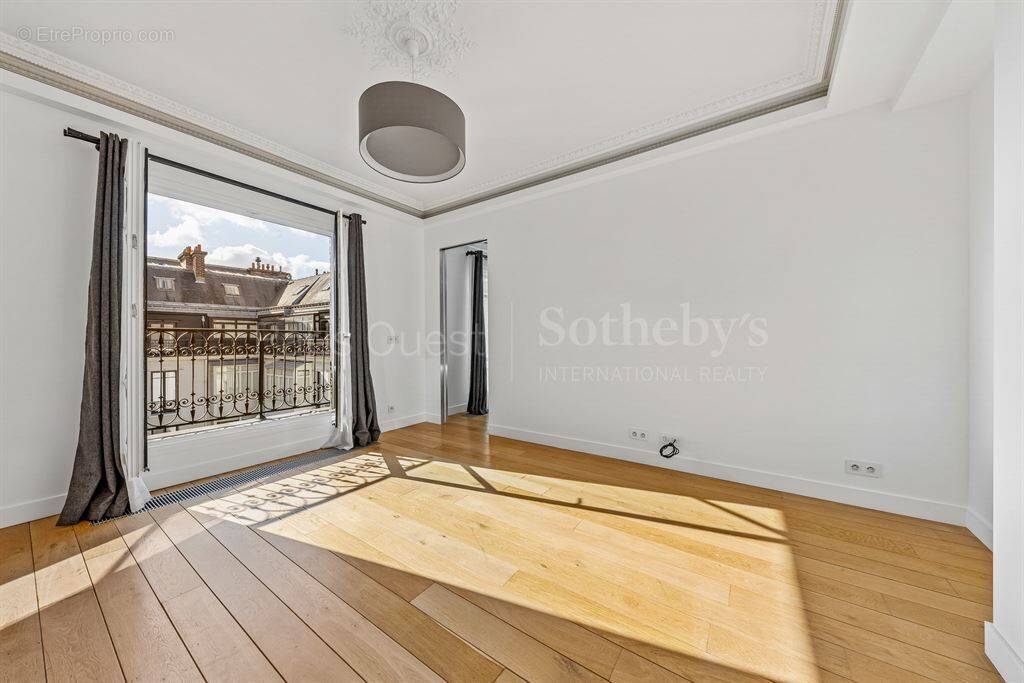 Appartement à PARIS-8E