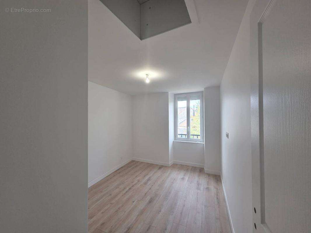 Maison à MAGNAC-SUR-TOUVRE