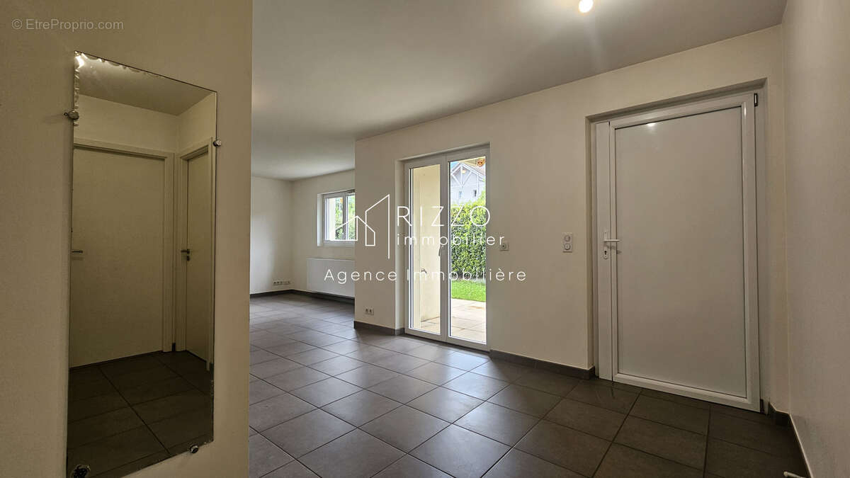 Appartement à PERON