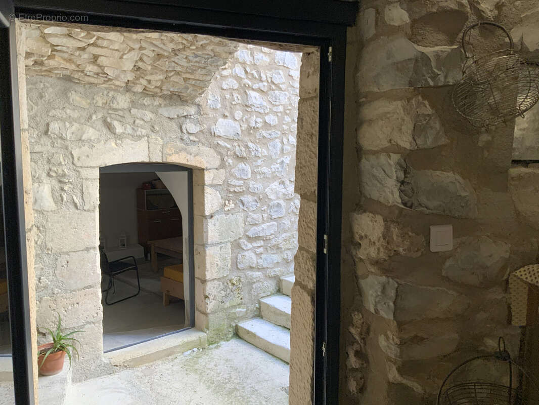 Maison de village en pierre avec cour et garage. - photo 11