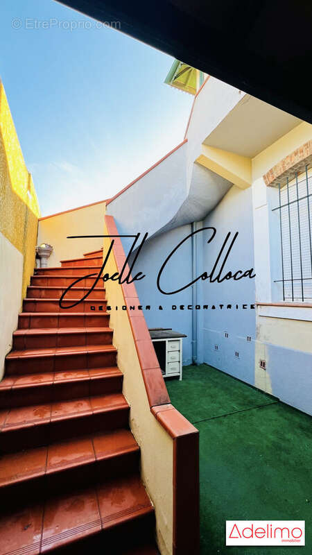 Escalier privée donnant accès au logement - Appartement à AIGUES-MORTES