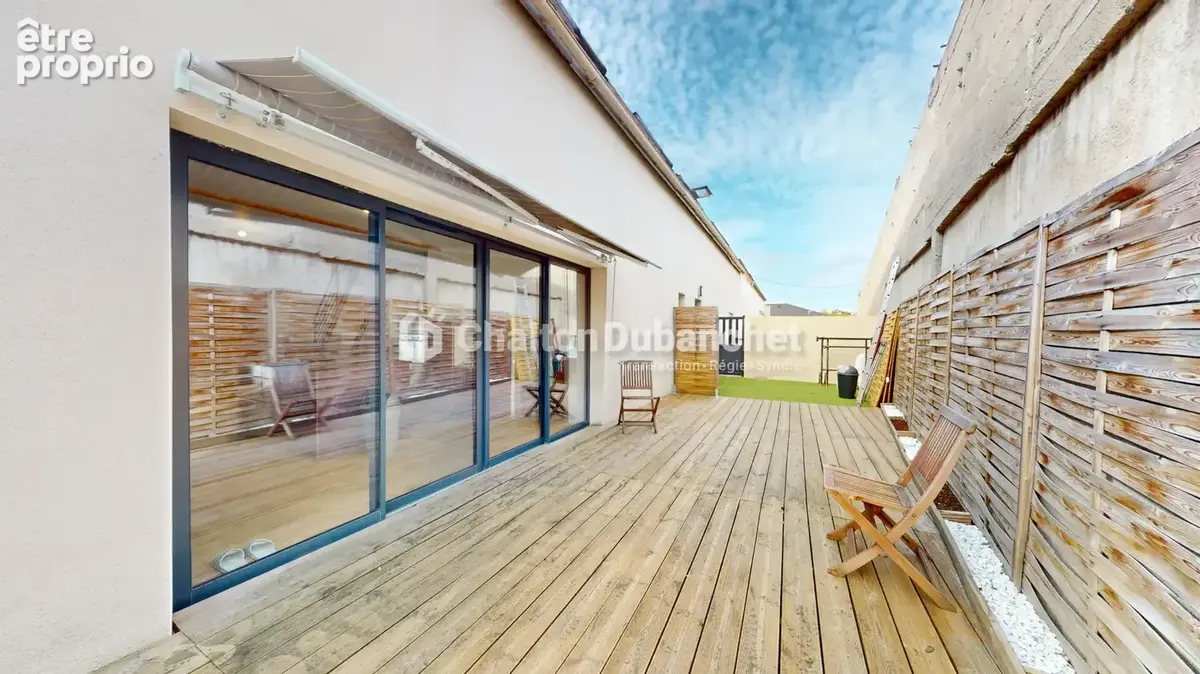 ROANNE - LOFT de 165 m² habitable - 130 m² de dépendance - photo 2
