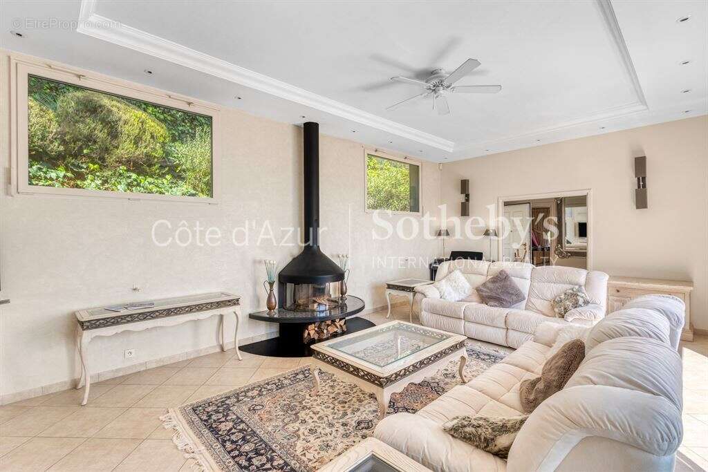 À vendre – Villa de charme avec vue mer et massif de l’Estérel, dans domaine sécurisé au Trayas - photo 4