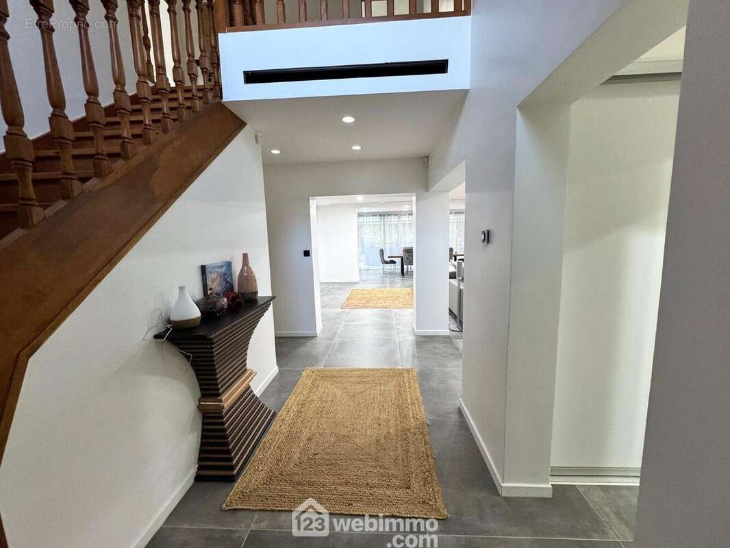 commençons par l&#039;entrée cathédrale avec placard - Maison à SOISY-SUR-SEINE