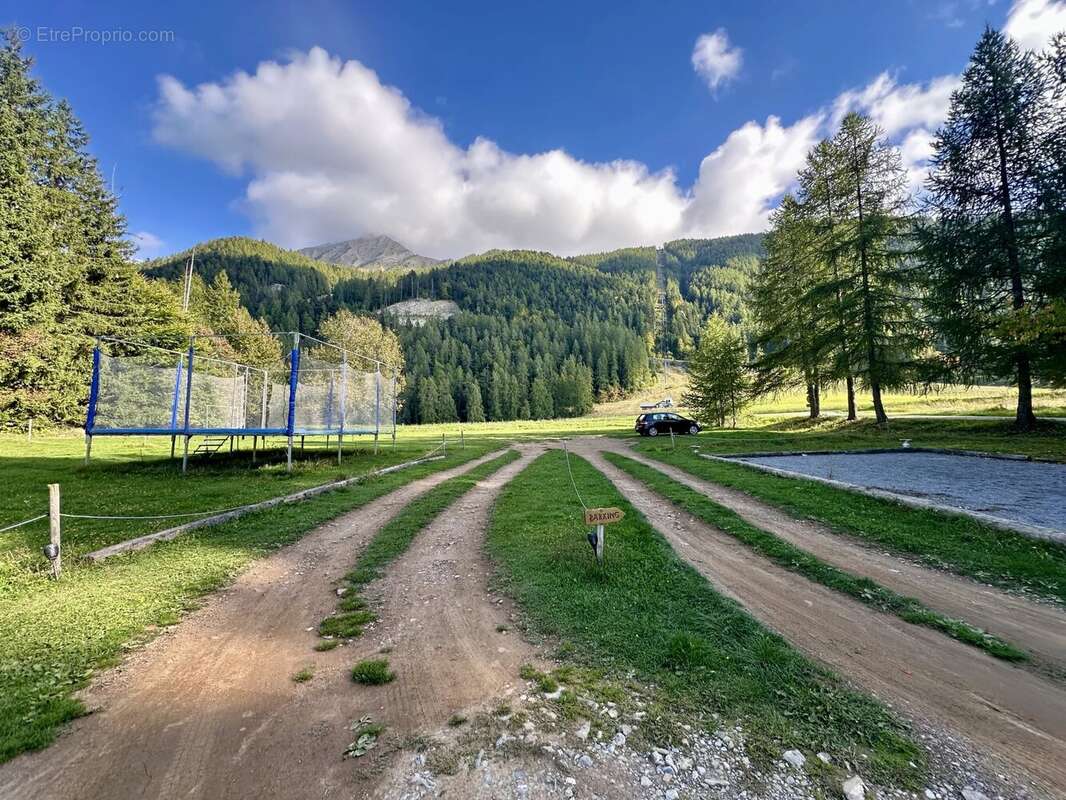 Commerce à SAINT-LEGER-LES-MELEZES