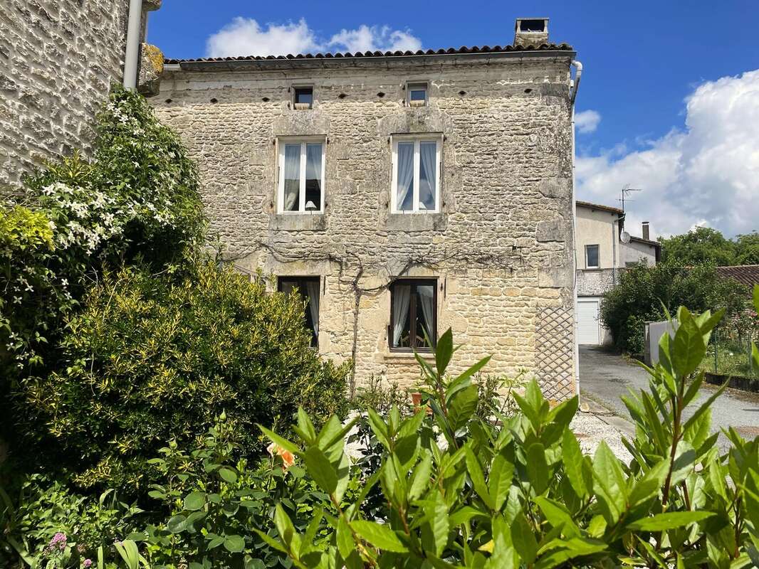 Maison à SAINT-PIERRE-DE-JUILLERS