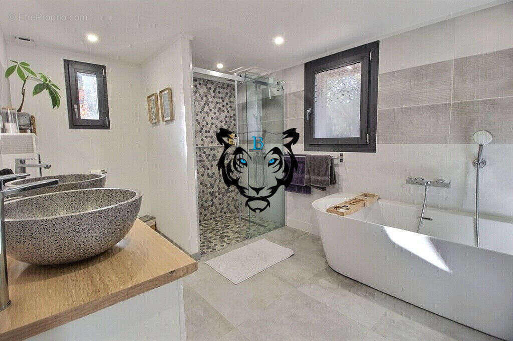 Maison à ROQUEBRUNE-SUR-ARGENS