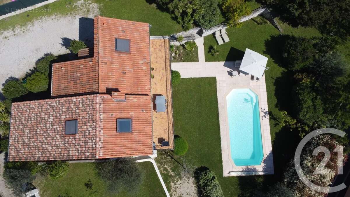 Maison à CHATEAUNEUF-GRASSE