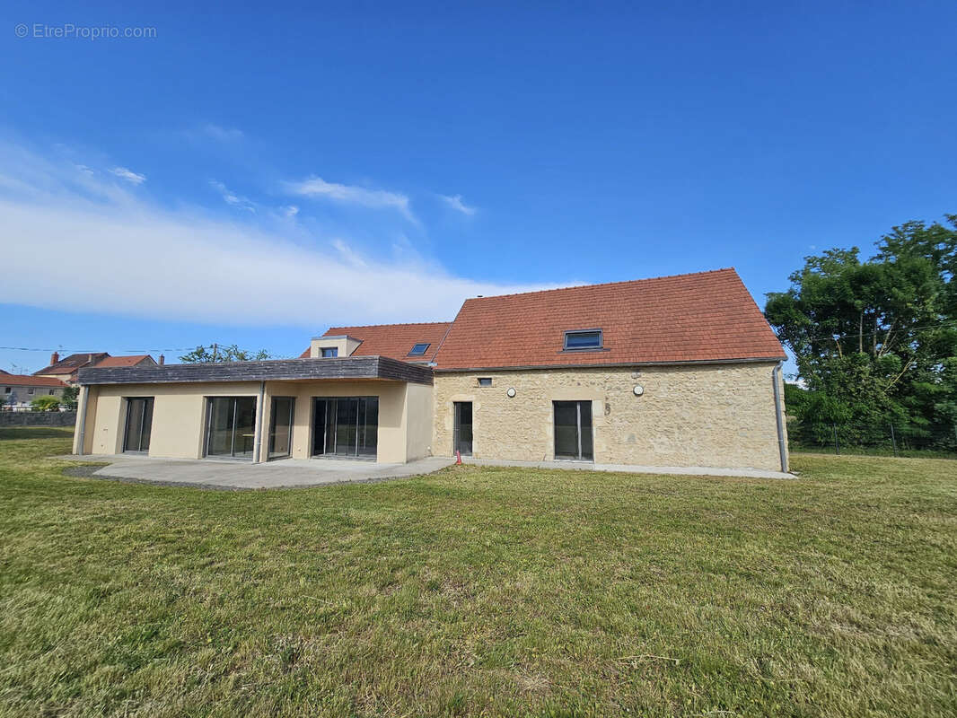 Maison à CREUZIER-LE-VIEUX