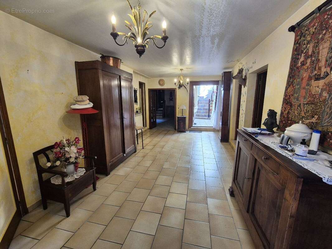 Maison T7 de 180 m² avec patio et jardin - photo 2