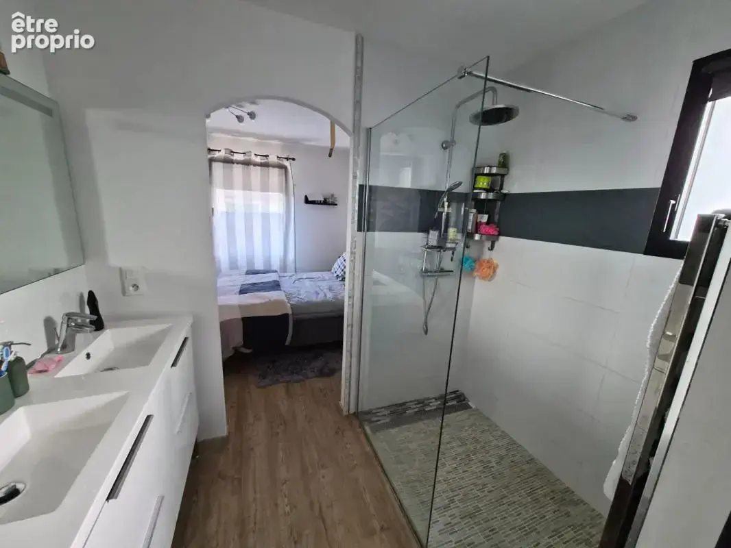 Superbe maison de plain pied  / 5 pièces 137 m2 sur terrain de 505 m² clos - photo 7
