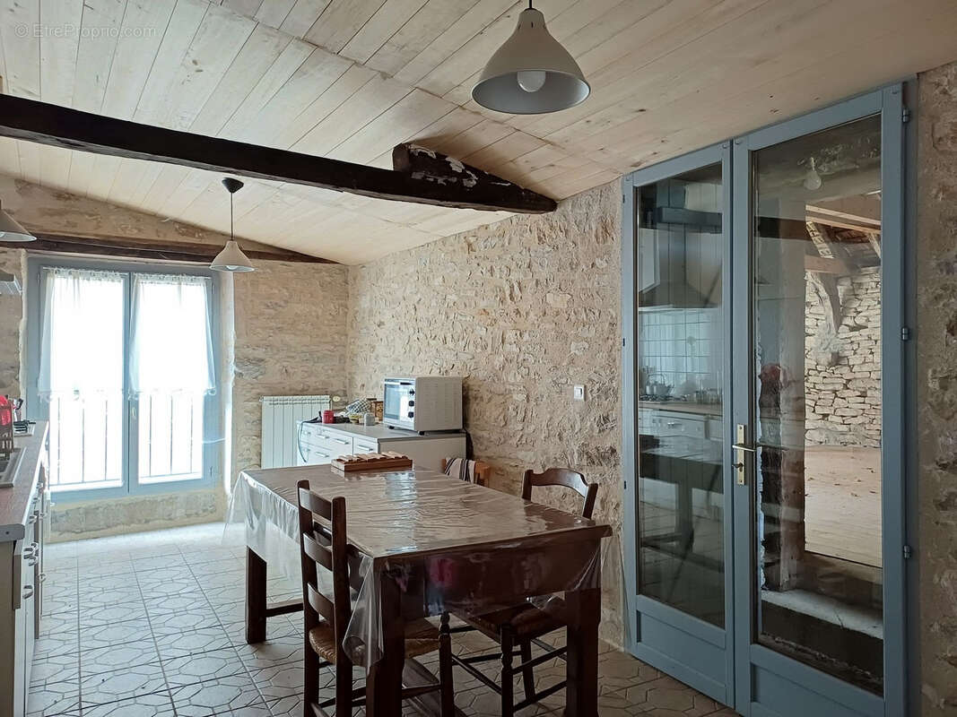 Maison de village rénovée avec dépendance et jardin - photo 9