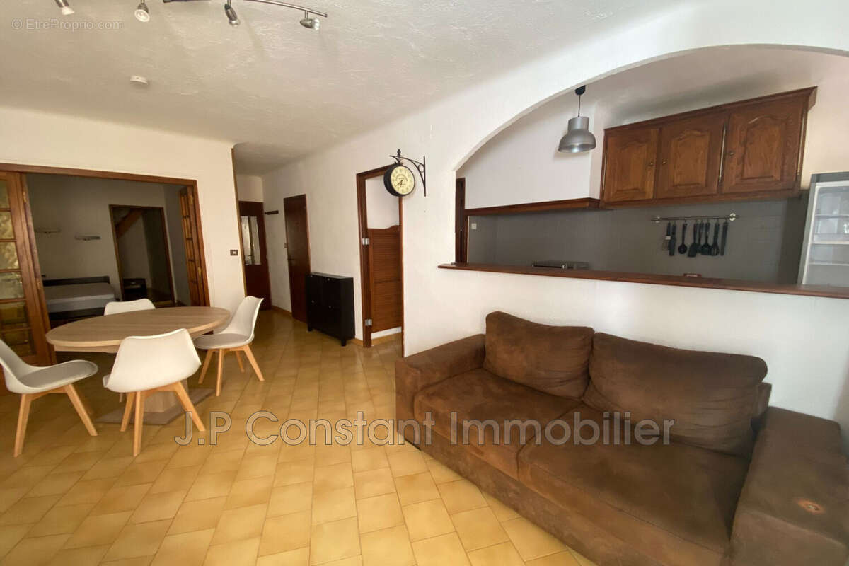 Appartement à CEYRESTE
