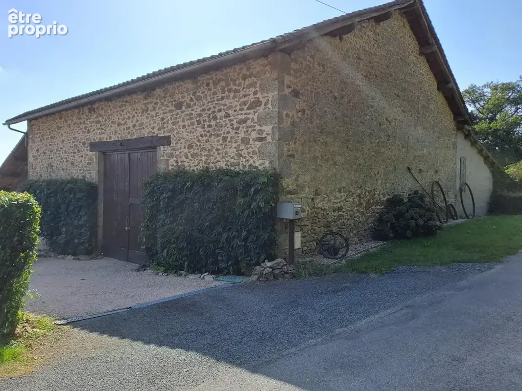 Charmante propriété individuelle en pierre rénovée avec grange, hangar, grand jardin, piscine et magnifique vue dégagée sur la c - photo 2