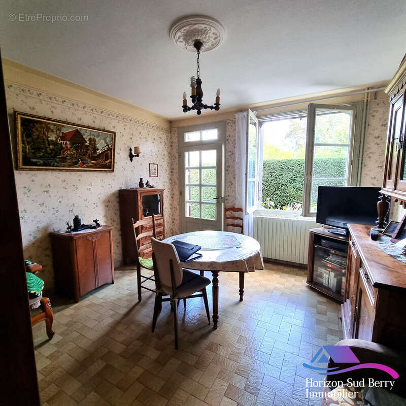 salon ou chambre RDC - Maison à SAINT-DENIS-DE-JOUHET