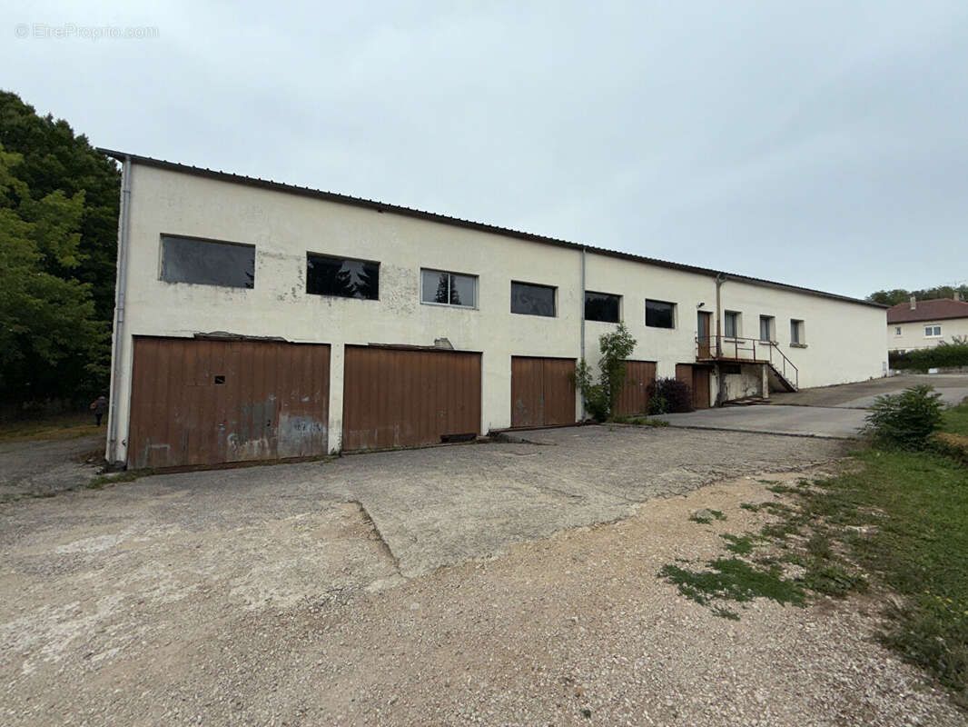 Local d'activité  proche Lons-Le-Saunier 840 m² / 468 M² de garages - photo 2