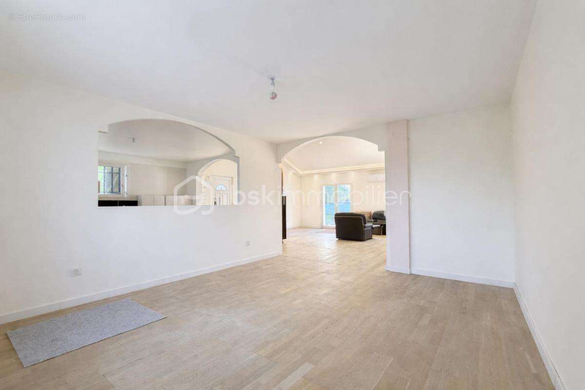 Maison à LA ROCHE-CHALAIS