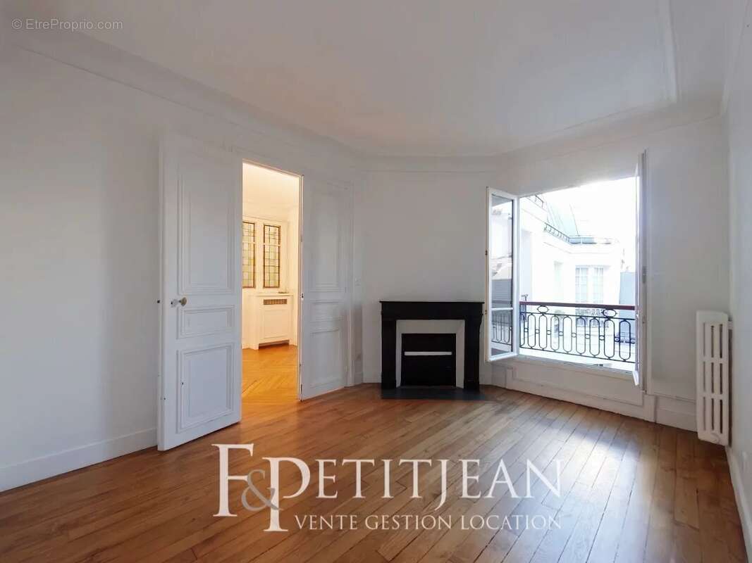 Appartement à PARIS-16E