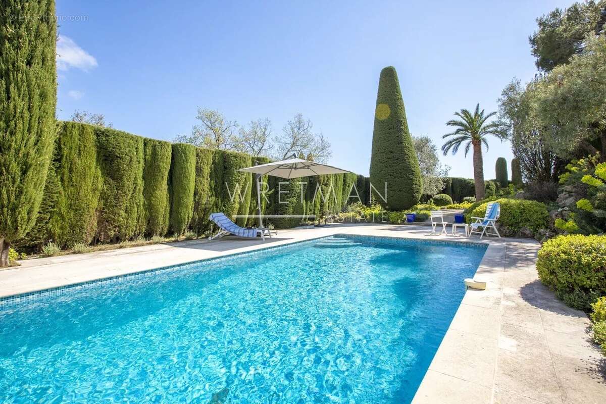 Maison à CHATEAUNEUF-GRASSE