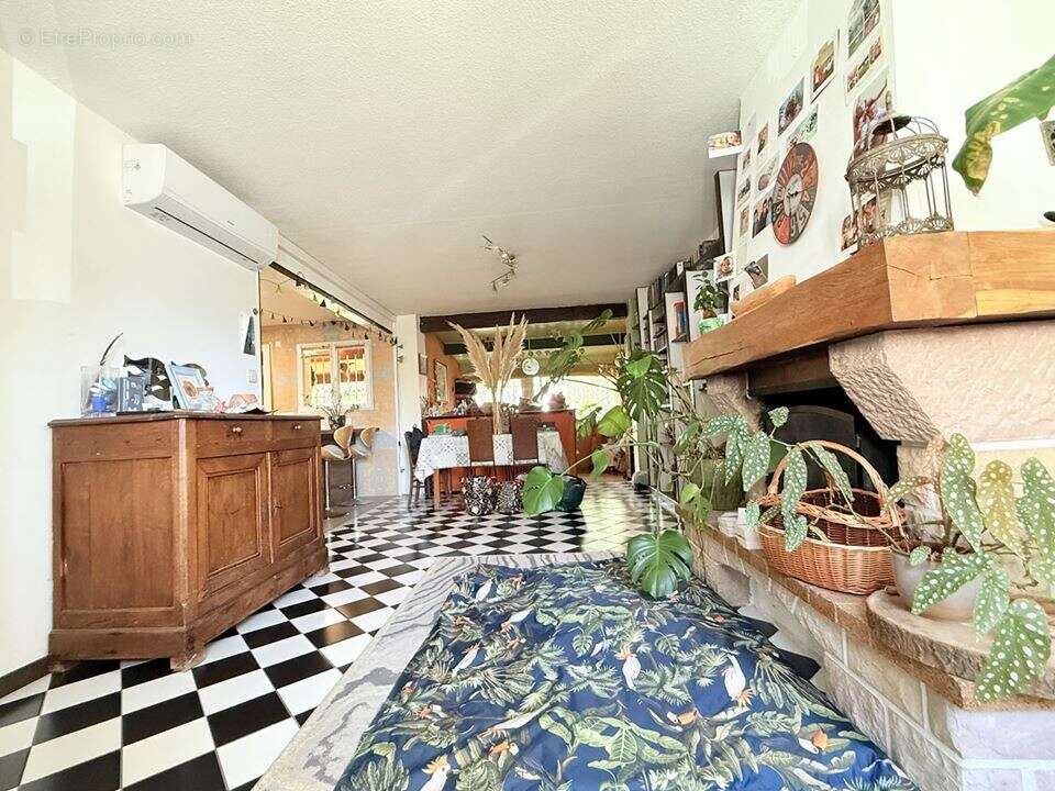 Maison à VIC-LA-GARDIOLE