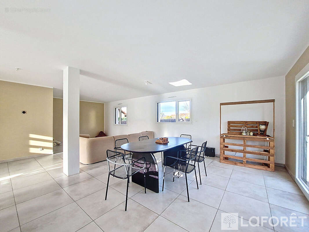 Maison à COLOMBIER-FONTAINE