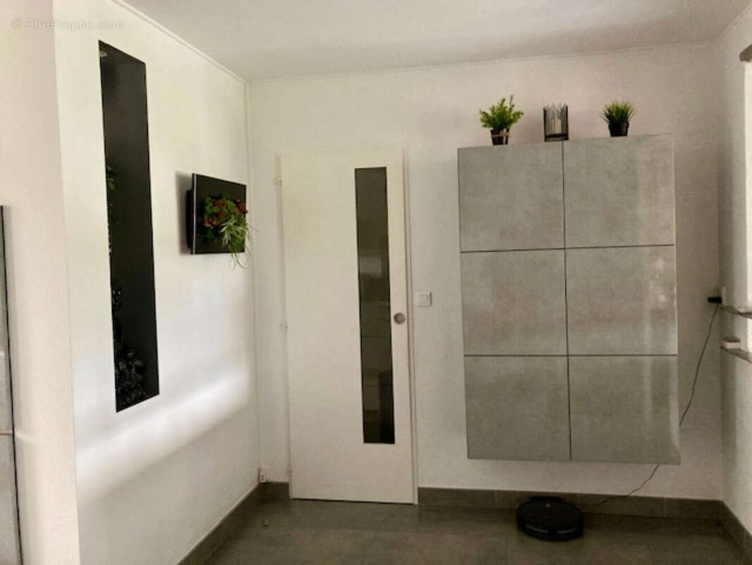 Coup de coeur! Maison de plain pied 117 m2  jardin Paysager de 1256 m2 , jacuzzi et garages. - photo 9