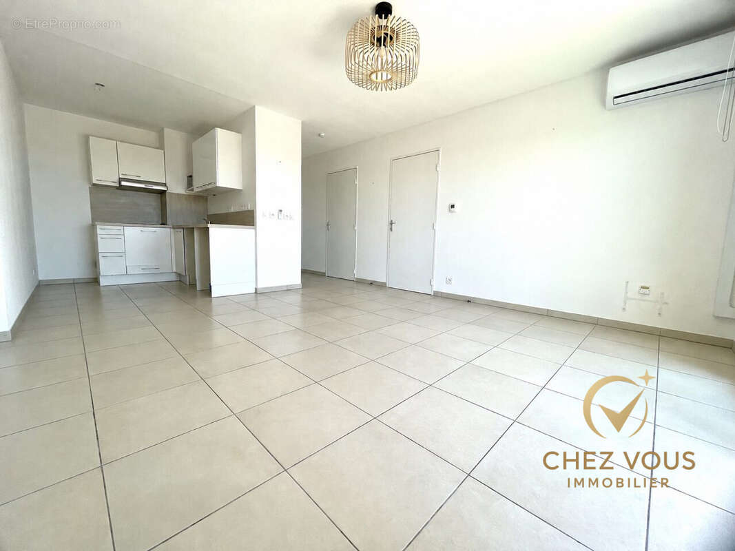 SEJOUR / CUISINE - Appartement à FREJUS