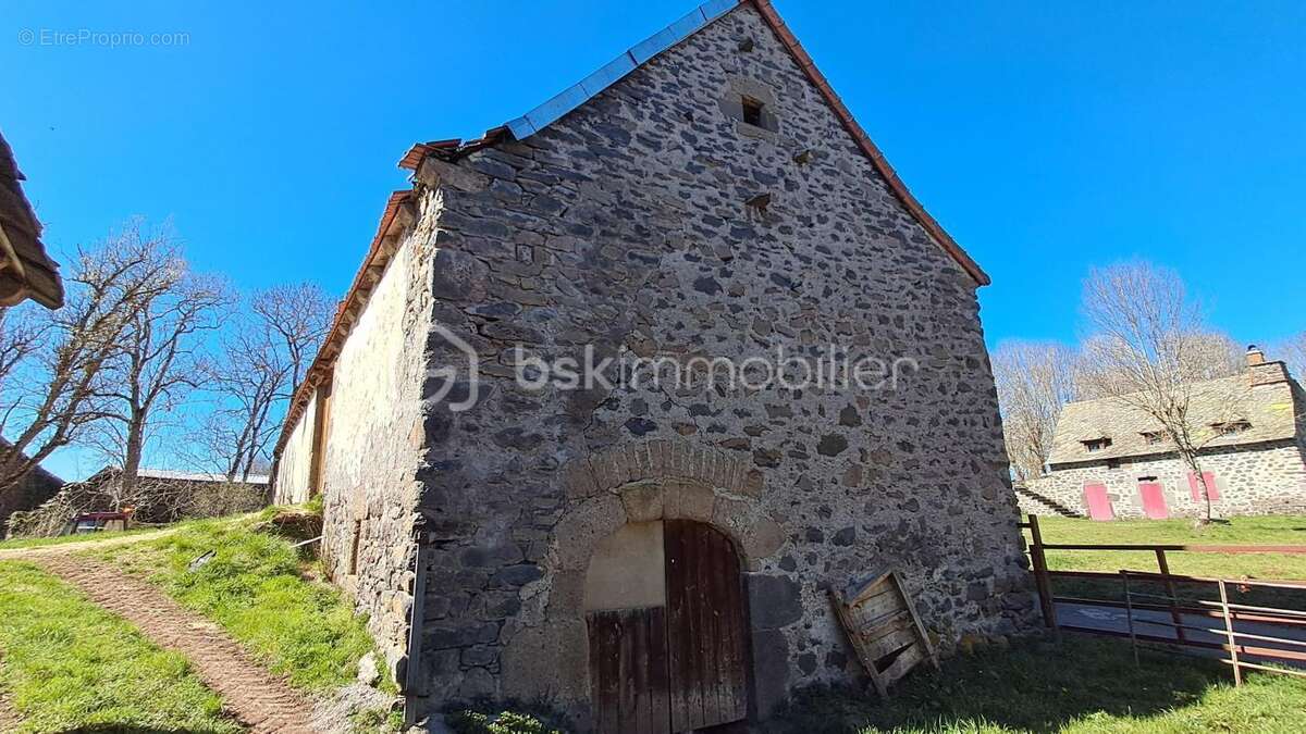 Corps de ferme à rénover sur la commune de Chalinargues - photo 2