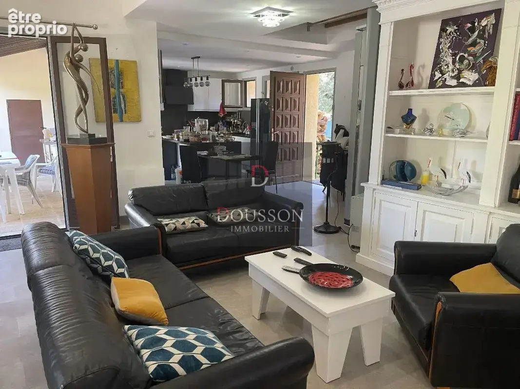 Villa avec dépendances et terrain constructible à Saint-Siffret - photo 4