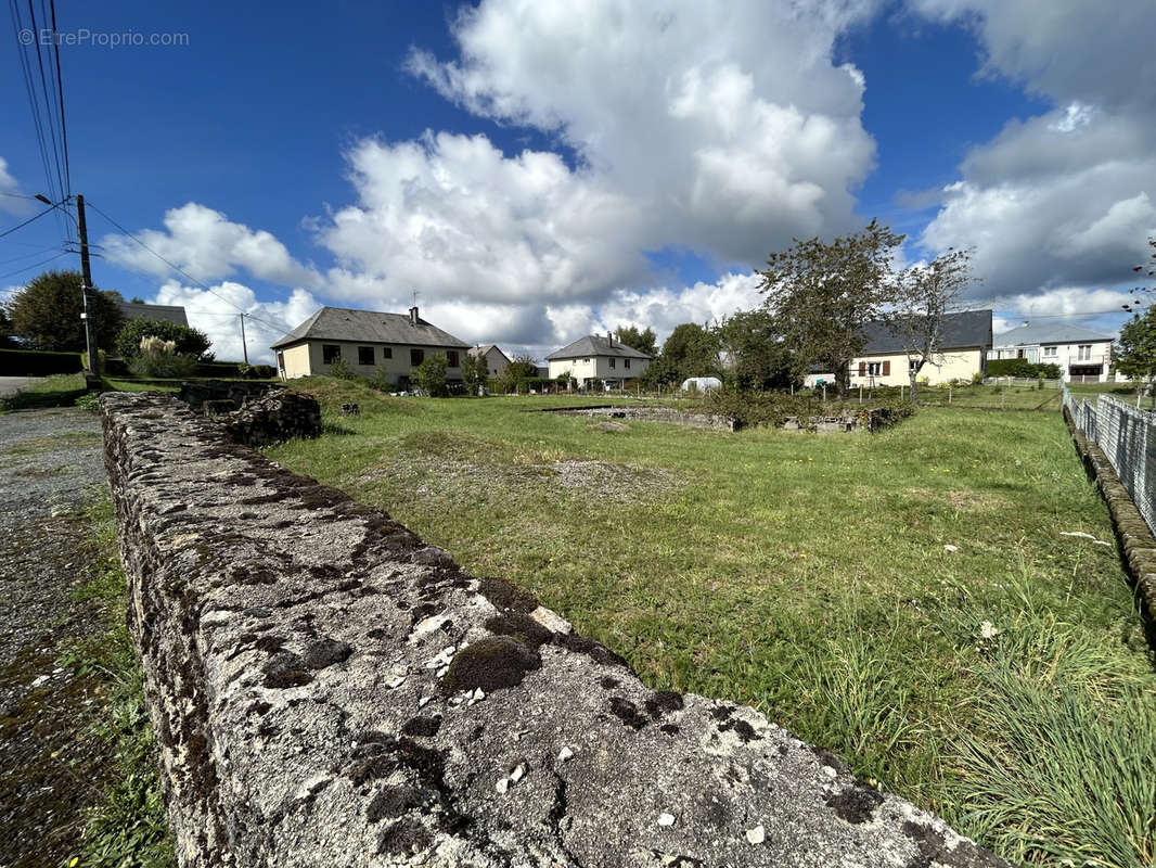 Terrain à SAINT-YRIEIX-LE-DEJALAT