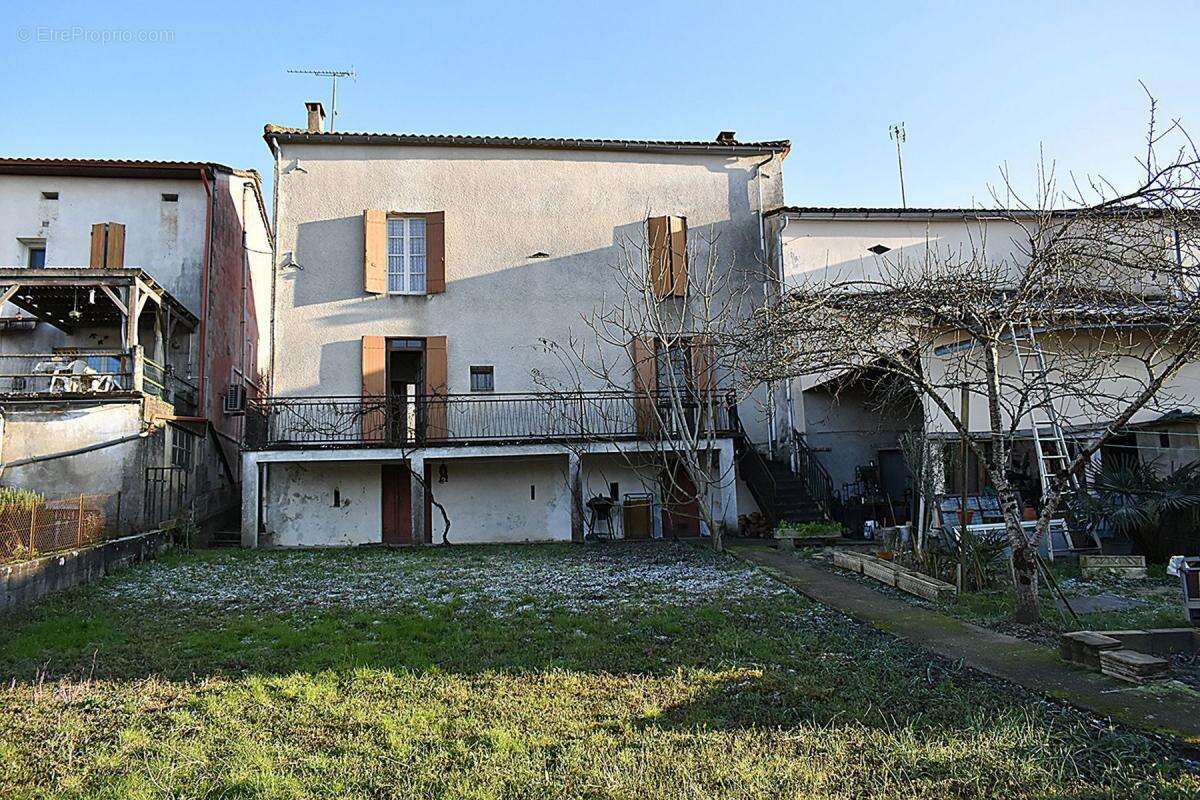 Maison à MONBAHUS