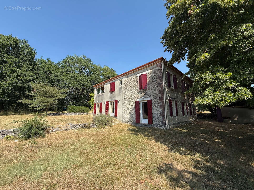 En pleine campagne, au calme, venez découvrir cette belle propriété de 250 m² habitables avec vue, sur un terrain de plus d'un h - photo 5