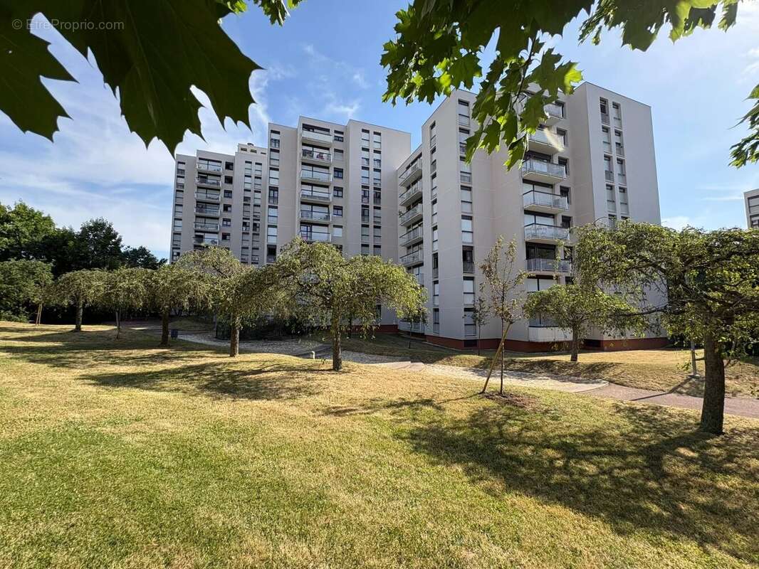 Appartement à LES CLAYES-SOUS-BOIS