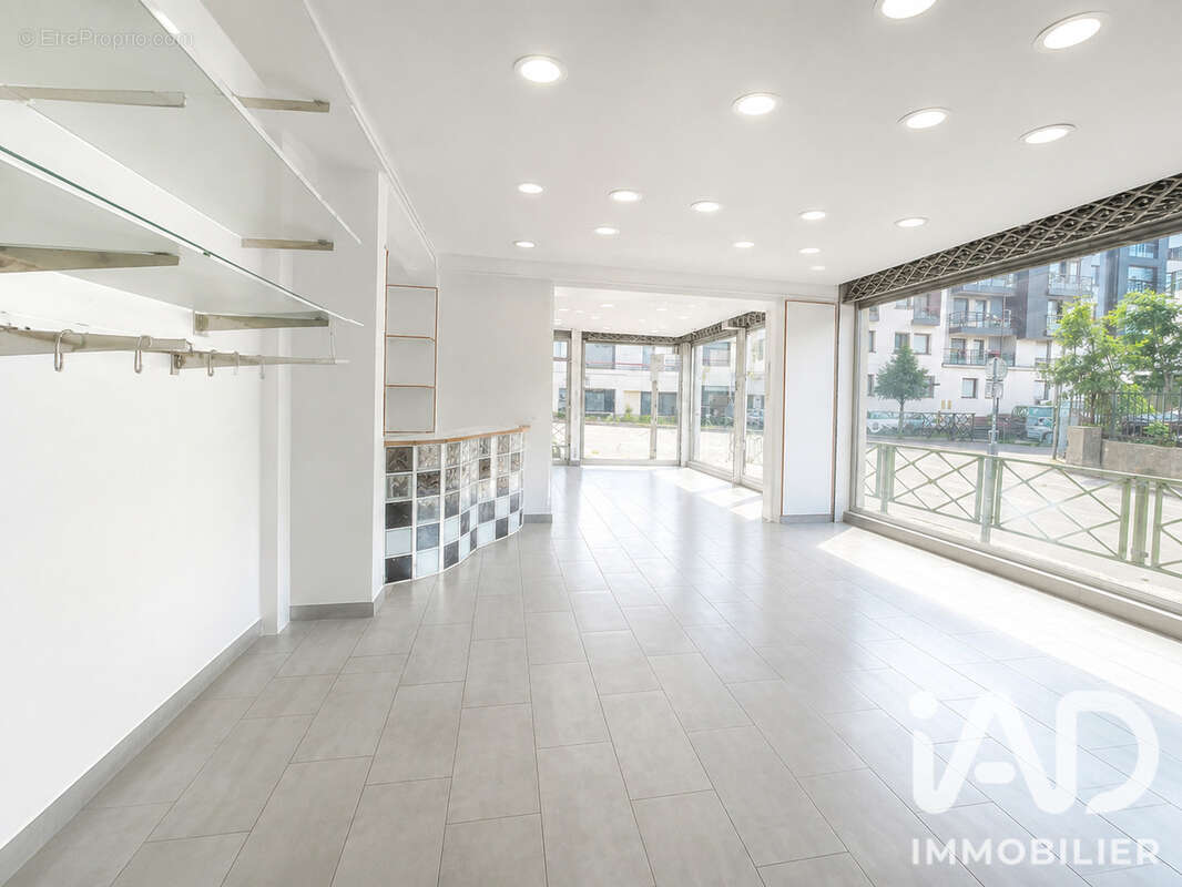 Commerce 335 m² à Nanterre  - photo 2
