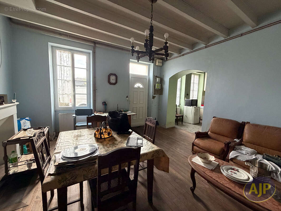 Maison à SAINT-GENIS-DE-SAINTONGE