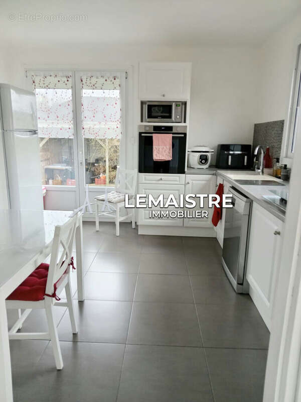Maison à vendre - Yvetot - Quartier du Fay - 160 m² - 5 chambres - Sous-sol complet - Terrain 1535 m² - photo 6