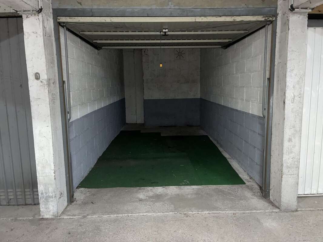 Parking à SAINT-MAUR-DES-FOSSES