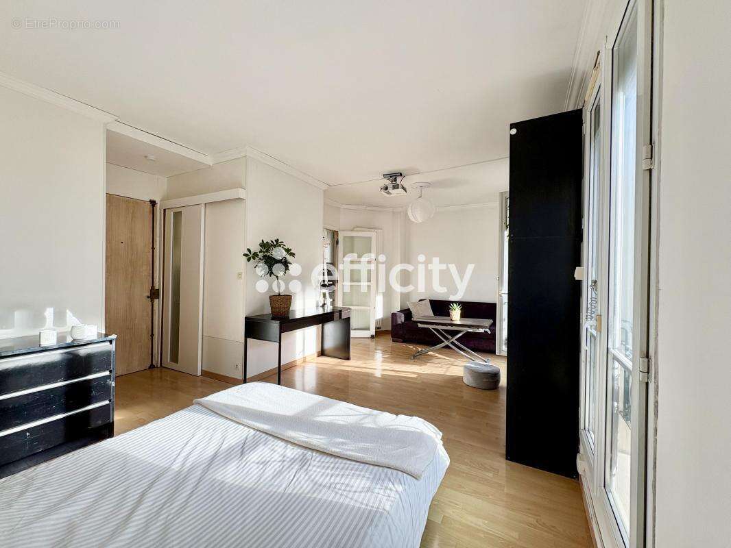 Appartement à COURBEVOIE