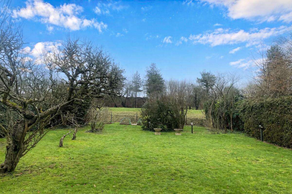 Maison au calme avec grand terrain et beau potentiel - photo 3