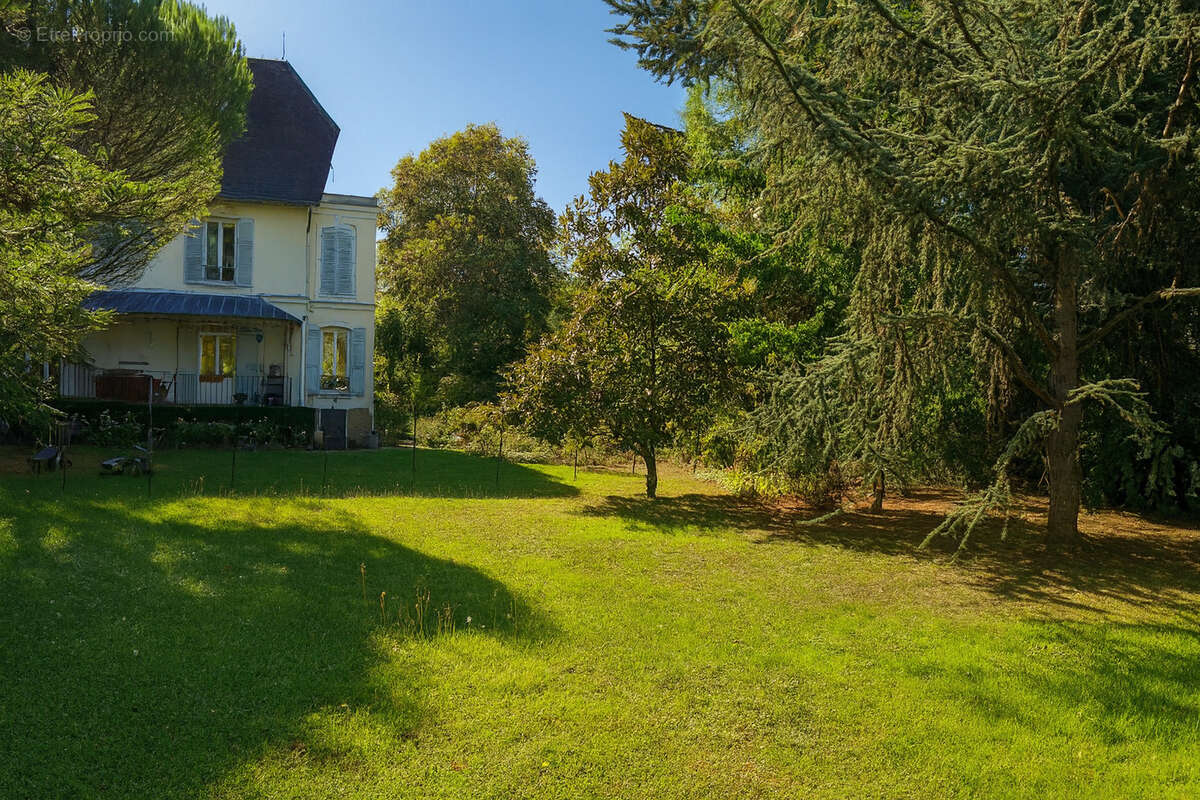 Maison à MANDRES-LES-ROSES