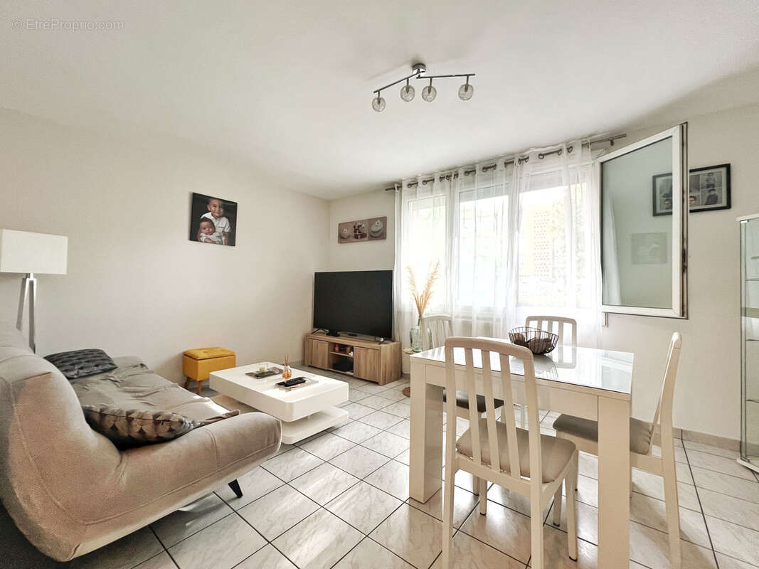 Appartement à PIERRE-BENITE