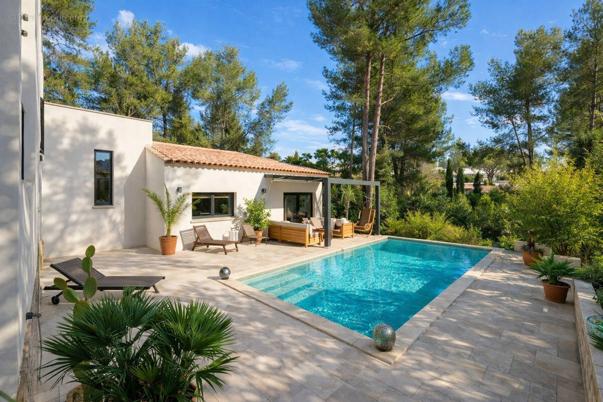 Maison à SAINT-CLEMENT-DE-RIVIERE